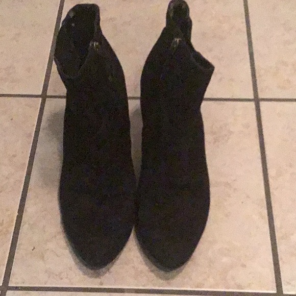 Isaac Mizrahi” Booties, (11)” black 🌸 - Picture 3 of 6